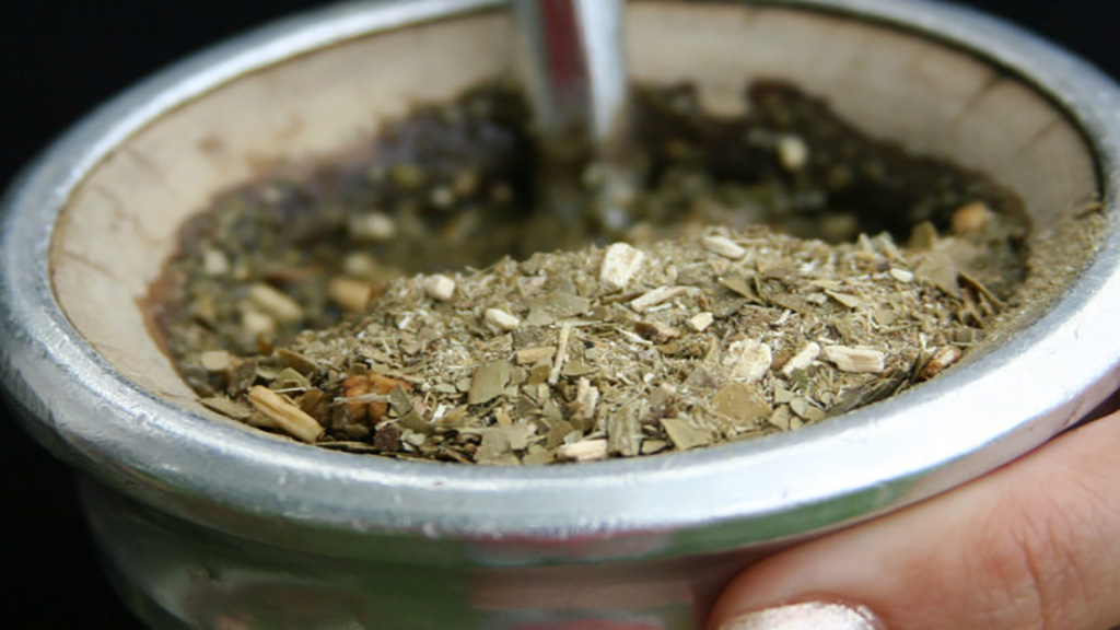 ¿A qué temperatura recomiendan preparar el mate?